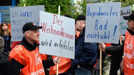 Warnstreik bei der Wanzl Metallwarenfabrik in Leipheim.  Hunderte Mitarbeiter folgen dem Aufruf der Gewerkschaft IG Metall.