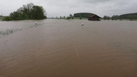 Die Verbindungsstraße zwischen Dirlewang und Unteregg steht unter Wasser - und ist gesperrt.
