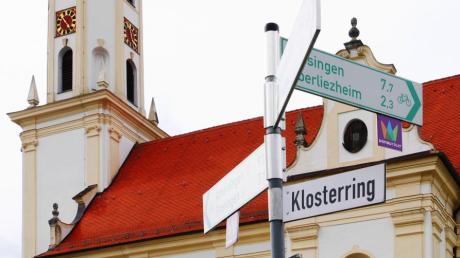 Die Straße Klosterring in Unterliezheim hat eine reiche Geschichte. Sie ist ringförmig und im Herzen der Ortschaft. Sie ist auch deshalb sehr bekannt, weil rund um die Kirche und das Klosterbräu viele Radtouristen vorbei kommen. 