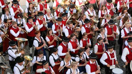 Die Musiker der Kapellen aus Echlishausen-Bühl, Aletshausen, Billenhausen, Wattenweiler und Haldenwang-Hafenhofen marschierten beim Sternmarsch aus vier Himmelsrichtungen zum Ellzeer Dorfplatz. Dort spielten sie gemeinsam den Laridah-Marsch.	