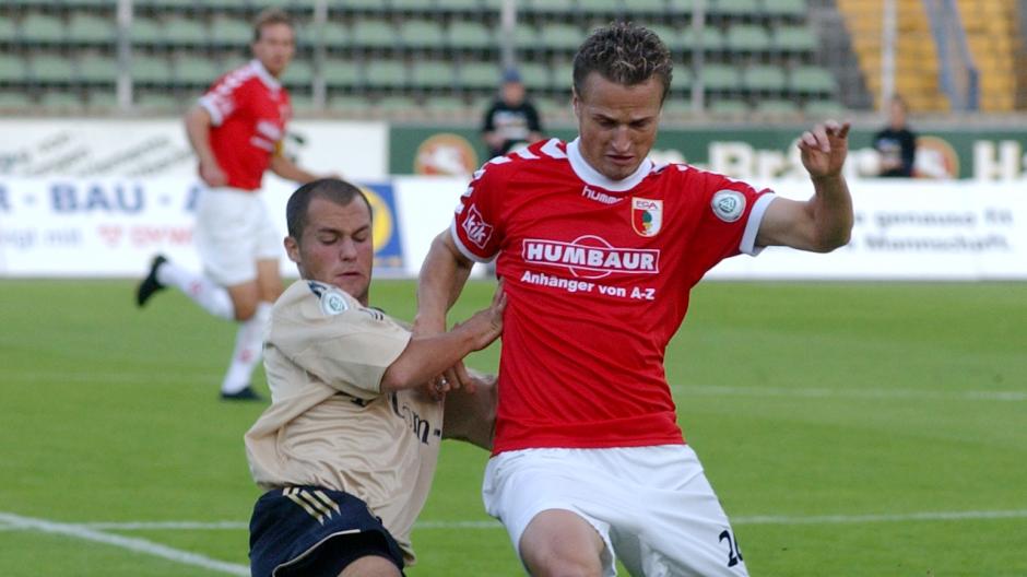 Rotes Trikot, weiße Hose: So liefen die Spieler des FCA 2004 auf. Das Dress der Augsburger wurde immer wieder angepasst.