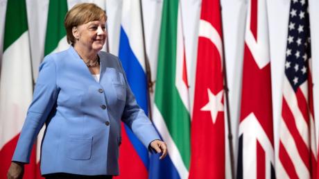 Vor ihrer Abreise nach Osaka erlitt Bundeskanzlerin Angela Merkel erneut einen Zitteranfall. Sie beteuert aber: "Mir geht es gut."