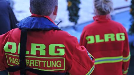 Wasserretter, Taucher, Polizei und Feuerwehr suchen derzeit nach  Personen, die bei Oberhausen ins Wasser gefallen sein soll. Eine Frau konnte bereits geborgen werden. 