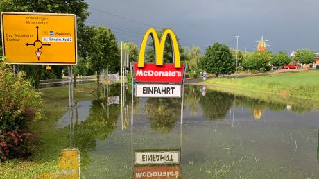 Im südlichen Landkreis Augsburg gingen am Montagnachmittag Unwetter nieder. Die Einfahrt zum McDonalds in Schwabmünchen glich einem See.