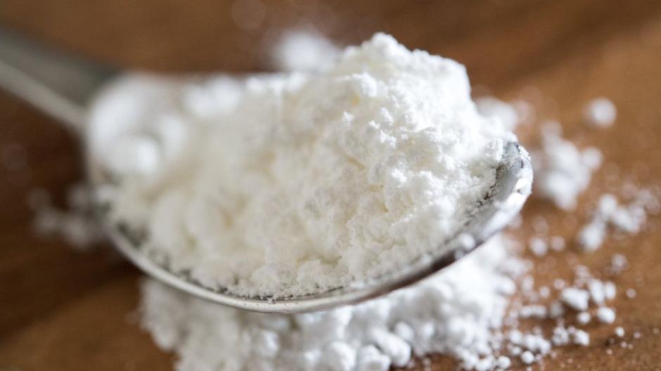 Baking soda contains baking soda - that's why many people use it as a cleaning agent.  However, the separation agents flour or starch contained in it greatly reduce the cleaning effect.