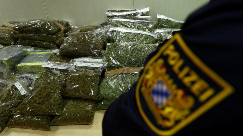 Die Polizei präsentierte in der Vergangenheit einen größeren Drogenfund: Cannabis finden die Beamten in Augsburg am häufigsten.