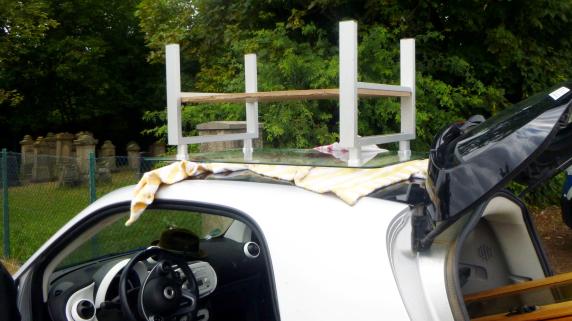 Smarter Transporter: Nur mit Hand gesichert: Smart-Fahrer mit Tisch auf Auto-Dach  erwischt