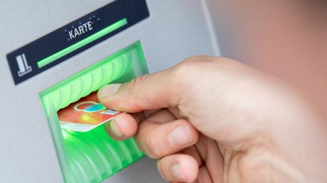 Ein Bankkunde ist in einer Filiale in Göggingen ausgeflippt, weil ein Automat seine Karte eingezogen hatte. Symbolbild