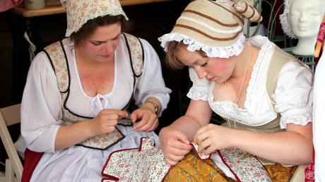 Schneiderinnen, die Gewänder für das historische Friedberger Altstadtfest nähen können, sind gerade heiß begehrt. 