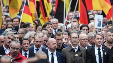 Die AfD-Politiker Uwe Junge sowie Andreas Kalbitz und Björn Höcke vom "Flügel" marschierten 2018 in Chemnitz Seite an Seite - auch mit dem ausländerfeindlichen Bündnis Pegida.