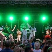 Das Festival "Reggae in Wulf" ist eine von zahlreichen Veranstaltungen, die 2024 in und um Aichach und Friedberg zum Feiern unter freiem Himmel einladen.