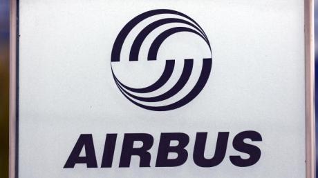 Der Luftfahrt- und Rüstungskonzern Airbus hat nach eigenen Angaben deutsche Behörden über den möglicherweise rechtswidrigen Umgang von Mitarbeitern mit Kundendokumenten informiert.