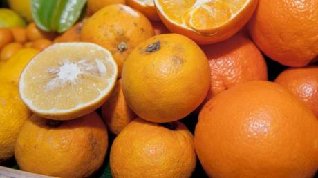 Eine unbekannte Person hat eine Hauswand in Dornstadt mit Orangen beworfen. 