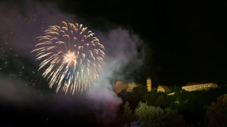 Der Samstagabend des Brückenfests wird mit einem Feuerwerk und einer Lasershow abgerundet.