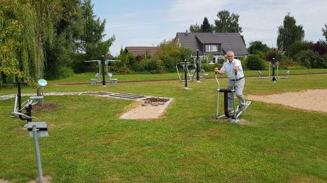 Neuburgs Bürgermeister hat bereits einen Test hinter sich. Die neuen Fitnessgeräte am Kammelstrand sind in Ordnung und werten das Areal als Erholungs- und Fitnesspark auf.  	