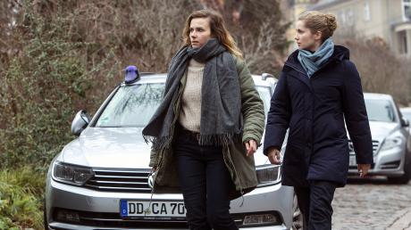Karin Gorniak (Karin Hanczewski) und Leonie Winkler (Cornelia Gröschel) haben den entscheidenden Beweis gefunden: Szene aus dem Dresden-Tatort "Nemesis", der heute im Ersten läuft.