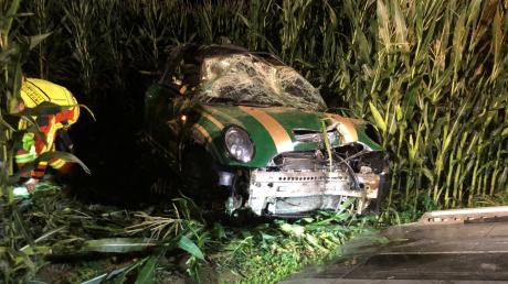 Schwerer Verkehrsunfall bei Langerringen: Zwei Männer haben sich am Freitagabend mit ihrem Mini in einem Maisfeld überschlagen. Der Fahrer wurde schwer verletzt.