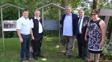 In Gremheim wurde ein Denkmal für die Familien, die im 18. Jahrhundert nach Ungarn ausgewandert sind aufgestellt. Auf dem Bild sind von links: Jürgen Frank, Karl Malz, Josef Schulz, Reinhold Schilling und Erna Sing.