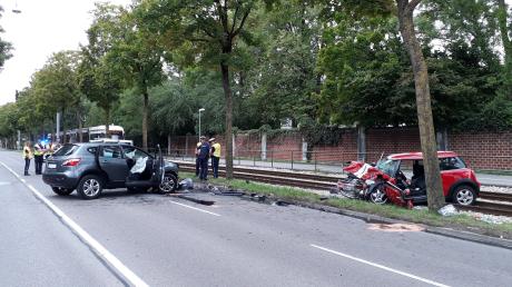 Auf der Haunstetter Straße in Augsburg hat es am Montag einen schweren Unfall gegeben. Für eine Frau endete er tödlich.