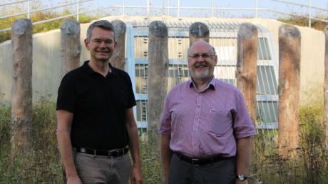 Der Damm für den Hochwasserschutz in Steindorf ist fertiggestellt: Landtagsabgeordneter Peter Tomaschko (links) und Bürgermeister Paul Wecker.