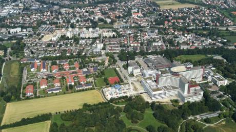 Fünf 14 bis 17 Jahre alte Jugendliche sollen in der Parkanlage des Uniklinikums in Augsburg auf einen 26-Jährigen eingeschlagen haben. Einen Anlass gab es wohl nicht. 