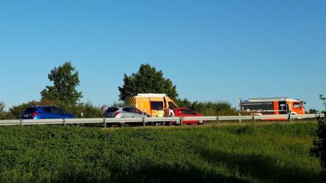 Schwerer Unfall auf der B2 bei Stettenhofen: Ein Motorradfahrer hat die Kontrolle über seine Maschine verloren und wurde von einem Auto erfasst.