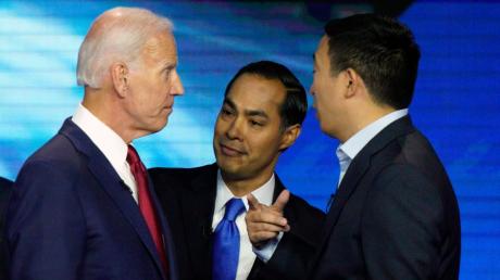 Die US-Demokraten (von links) Joe Biden, Julian Castro und Andrew Yang diskutieren nach der TV-Debatte weiter.