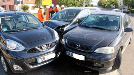 Bei einem Verkehrsunfall in Wechingen mit drei Autos sind drei Menschen verletzt worden.