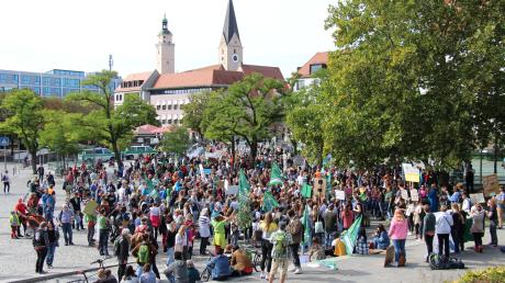 Die Aktivistinnen und Aktivisten von Fridays for Future gehen am Freitag in Ingolstadt auf die Straße. Der Protest steht unter dem Motto #wirfahrenzusammen.