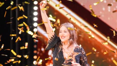 "Das Supertalent" 2019, Folge 2: Dank dem "Goldenen Buzzer" von Sarah Lombardi ist Sängerin Nina Richel im Finale. 