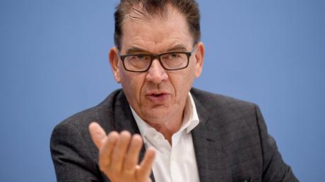 Bundesentwicklungsminister Gerd Müller sagt, beim Klimaschutz gibt es noch deutlichen Nachholbedarf.