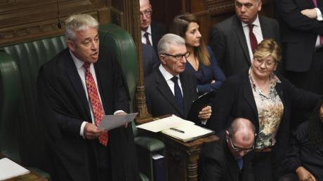 Parlamentspräsident John Bercow (links) spricht im britischen Unterhaus.
