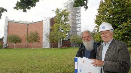 Pfarrer Dietrich Tiggemann (links)und Bauingenieur Peter Schindler beugen sich über die Pläne zur Sanierung von St. Thomas. Bis Weihnachten sollen die Arbeiten beendet sein. 