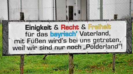 Das Thema Flutpolder sorgt in Gremheim für Protest, wie dieses Plakat am Ortseingang zeigt.