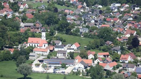 So sieht der Blick von oben auf die Gemeinde Obergriesbach aus. Das Luftbild zeigt den Ort mit seiner Kirche und dem Schlossberg. Dieser wird weiter entwickelt.
