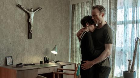 Nina Rubin (Meret Becker) überrascht Karow (Mark Waschke) in einem Moment der Trauer: Szene aus dem Berliner Tatort "Das Leben nach dem Tod", der heute im Ersten läuft.