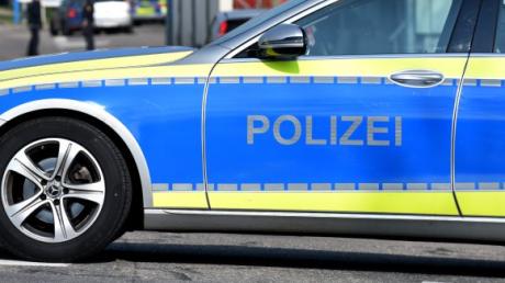 Ein Unbekannter hat nach Angaben der Polizei (Symbolfoto) am Dienstagmorgen gegen 6.10 Uhr in der Hauptstraße in Finningen mit einem Fahrzeug einen Hund angefahren. 