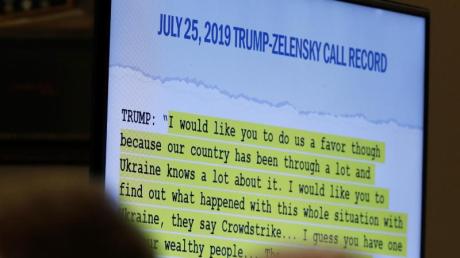 Bei der öffentlichen Anhörung werden Zitate von US-Präsident Trump aus einem Telefonat vom 25. Juli 2019 zwischen ihm und dem ukrainischen Präsidenten Selenskyj gezeigt.