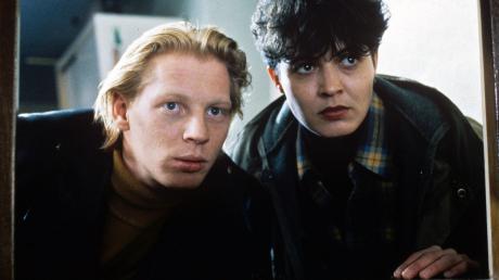 Rückblick: In ihrem dritten Tatort "Der  Tod im Häcksler" 1991 arbeitet Lena Odenthal (Ulrike Folkerts) in Zarten mit dem jungen Ortspolizisten Stefan Tries (Ben Becker) zusammen.
