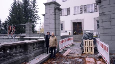 Ulrike Freifrau von Castell und ihr Mann Franz auf der neu errichteten Zufahrt von Schloss Bedernau.
