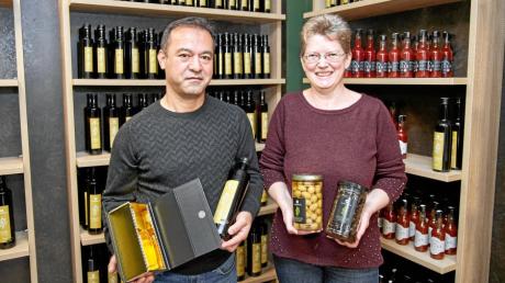 Birol und Renate Duran zeigen Produkte, die sie in ihrem neuen Geschäft Olivenbauer anbieten.