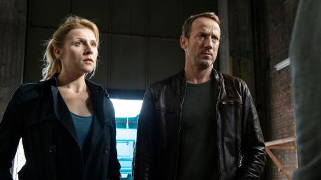Julia Grosz (Franziska Weisz) und Thorsten  Falke nehmen sich Roland "Rolle" Rober zur Brust: Szene aus dem Hamburg-Tatort "Querschläger".