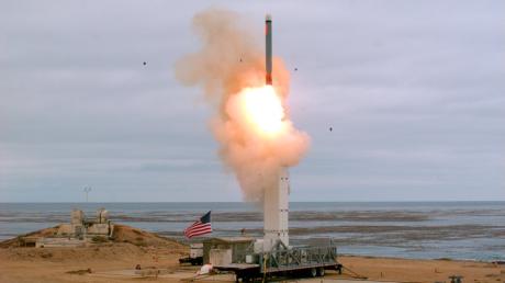 Das Foto des US-Verteidigungsministerium zeigt den Start einer Marschflugkörper auf die Insel San Nicolas vor der Küste Kaliforniens. Am 12.12.2019 haben US-Streitkräfte nach eigenen Angaben eine bodengestützte ballistische Rakete getestet.