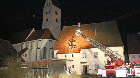 Die Feuerwehr wurde zu einem Dachstuhlbrand in Kirchhaslach gerufen.