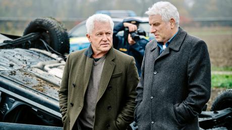 Ivo Batic (Miroslav Nemec) und Franz Leitmayr (Udo Wachtveitl) glauben nicht an einen einfachen Autounfall: Szene aus dem München-Tatort "One Way Tciket", der heute im Ersten läuft.