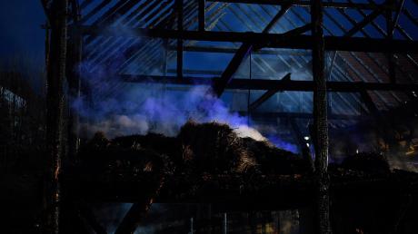 Ein Stadel bei Dirlewang im Unterallgäu brannte in der Nacht auf Dienstag nieder. Unser Symbolbild zeigt einen Stadelbrand bei Burtenbach im Januar 2020. 
