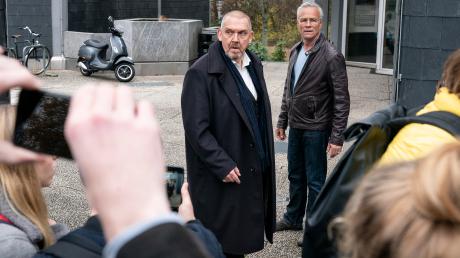 Szene aus dem Köln-Tatort heute: Freddy Schenk (Dietmar Bär) soll eine Schülerin begraptscht haben - das behauptet sie auf Handyvideos, die die Szene zeigen. 