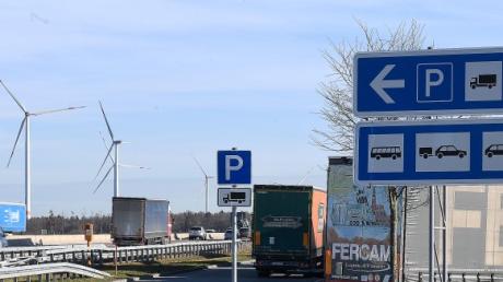 Nach einem Unfall auf der Rastanlage Illertal-West bei Dettingen an der Iller hat die Polizei einen betrunkenen Lastwagenfahrer aus dem Verkehr gezogen. 
