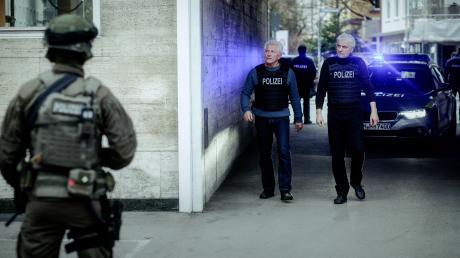 Ivo Batic (Miroslav Nemec) und Franz Leitmayr (Udo Wachtveitl) begleiten den SEK-Einsatz: Szene aus dem München-Tatort heute ("Unklare Lage").