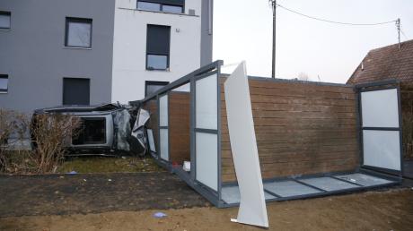 Bei einem Unfall in Bobingen sind die Balkone eines Mehrfamilienhauses auf den Fußweg gekracht.